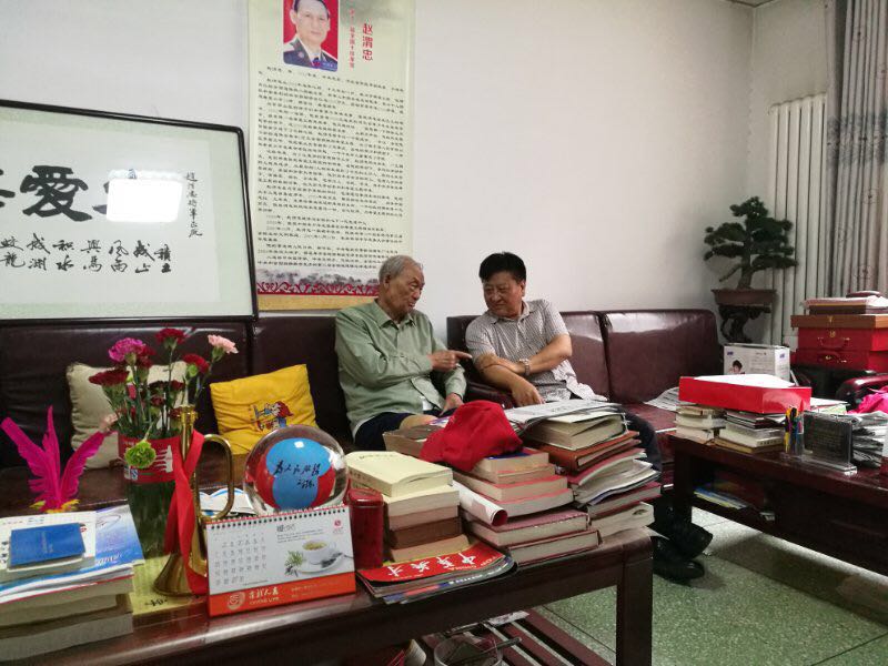 河北省青基会党支部书记、理事长侯树林带领支部党员看望刚刚出院的“希望将军”赵渭忠。